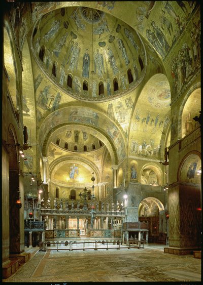 Vista de la Nave Central hacia el Ábside Este de Byzantine